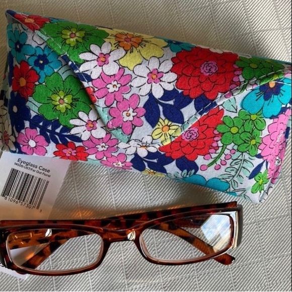 Vera Bradley Accessories - 🔴Deleting 5/28: price firm🔴 Vera Bradley eyeglass case Floral pattern NEW